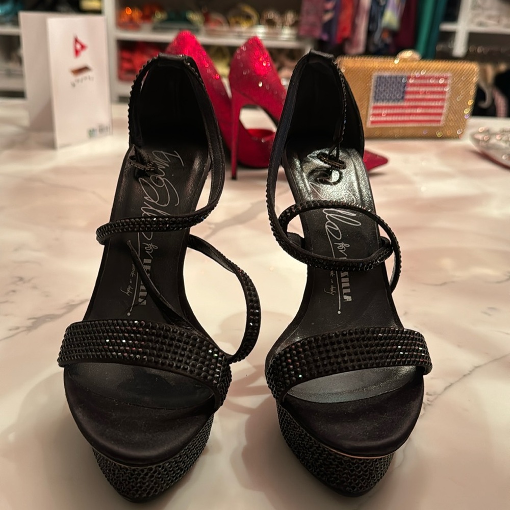 Le Silla black rhinestone sandals, direct from Italy. These are brand new 5 in